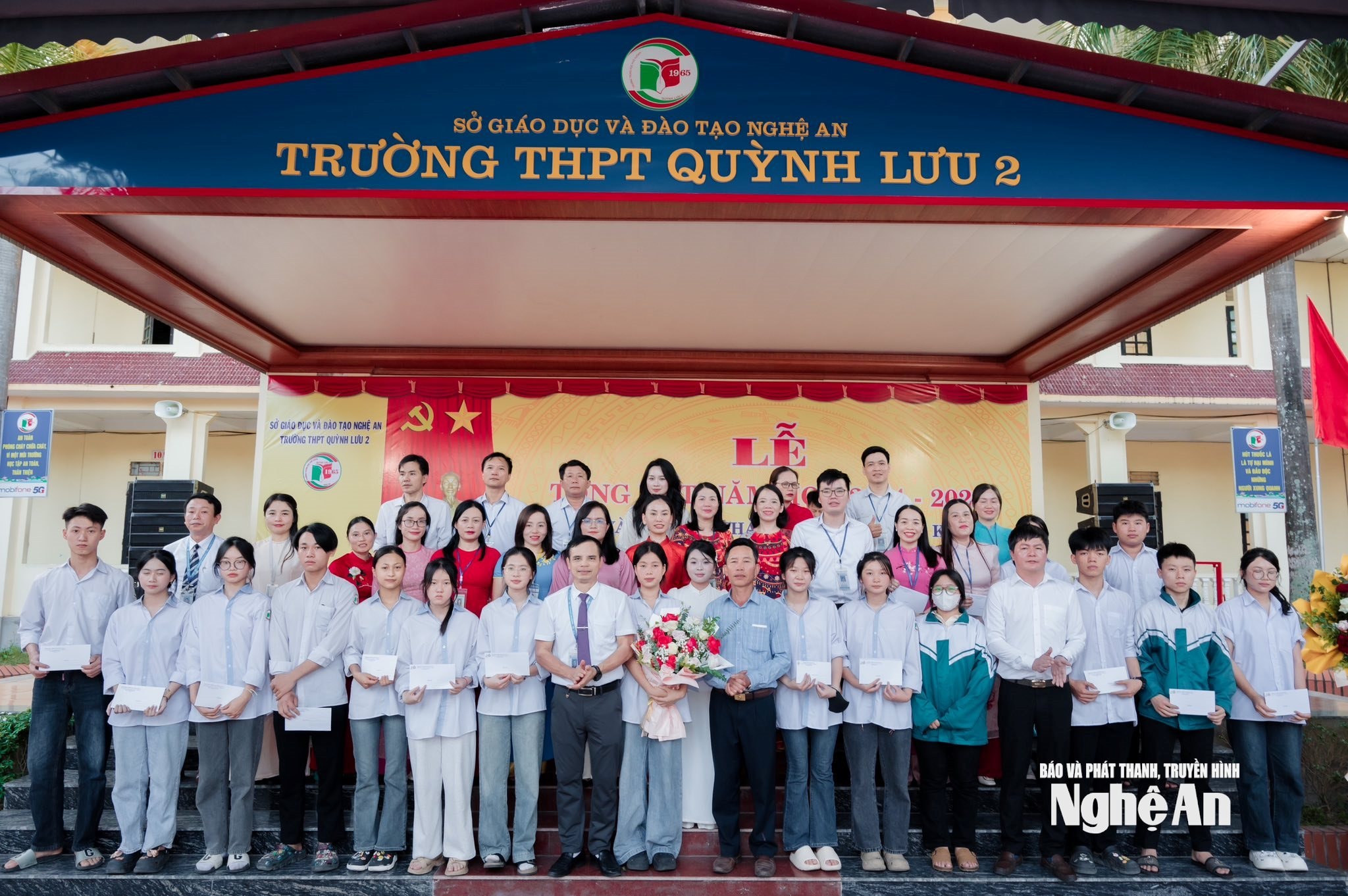 Lãnh đạo trường khen thưởng cho các học s inh có thành tích nổi bật