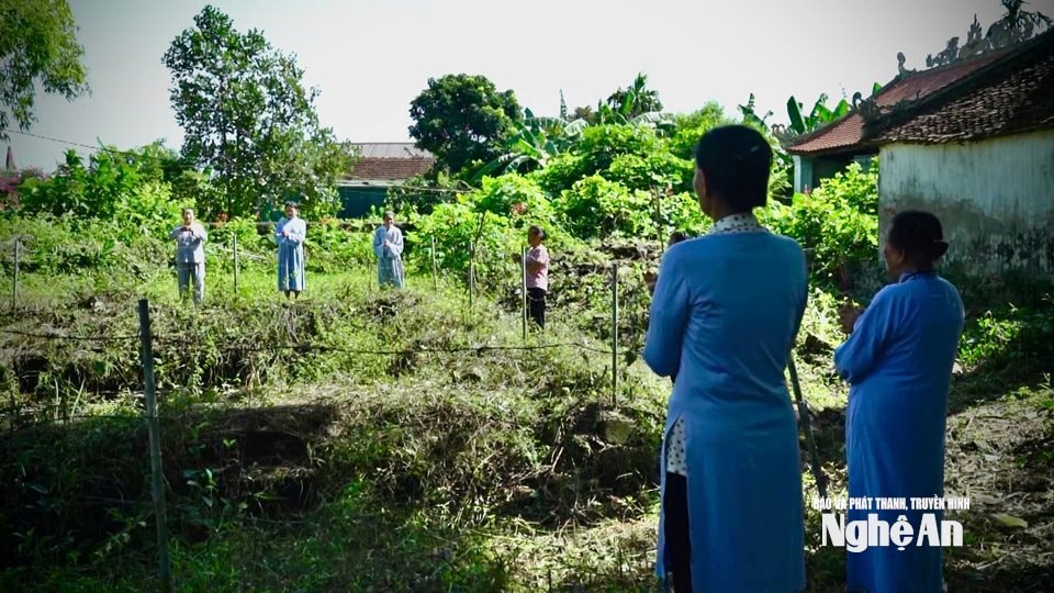 Người dân niệm Phật quanh chân móng Nhạn Tháp.