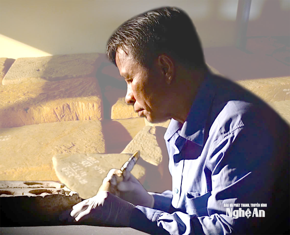 PGS.TS Nguyễn Quang Hồng trong quá trình đối chiếu, phân tích các hiện vật từ nền tháp cổ Nhạn Tháp. ảnh Như Phong