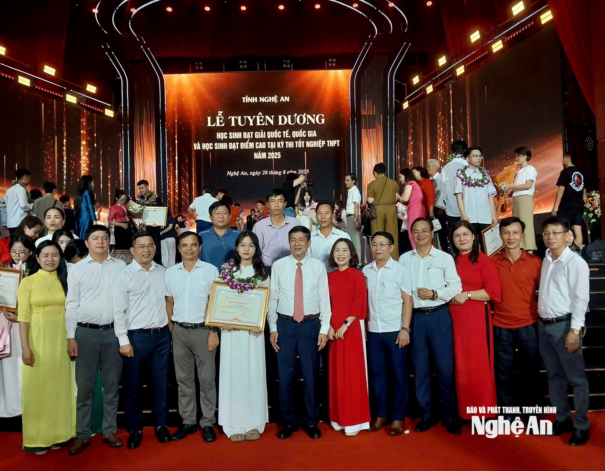 Thầy và trò nhà trường trong Lễ tuyên dương học sinh đạt điểm cao năm học 2024 - 2025