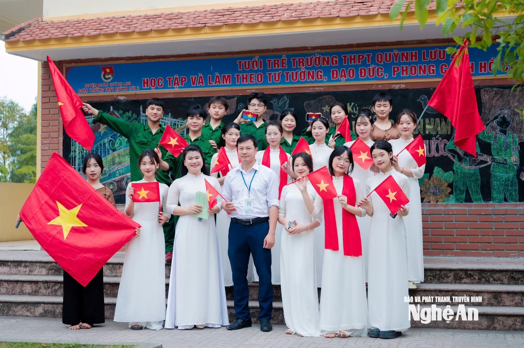 Thầy và trò nhà trường