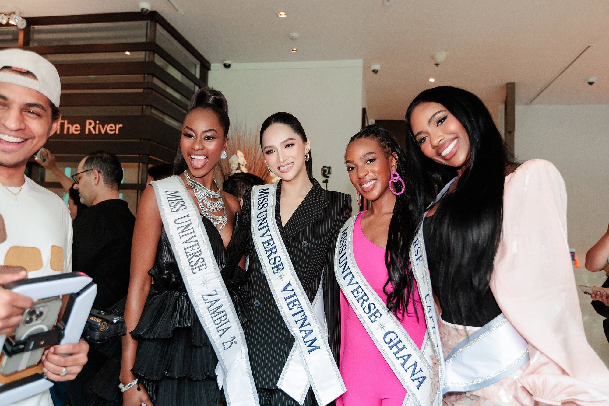 Các thí sinh Miss Universe 2025 trong một hoạt động tại Thái Lan