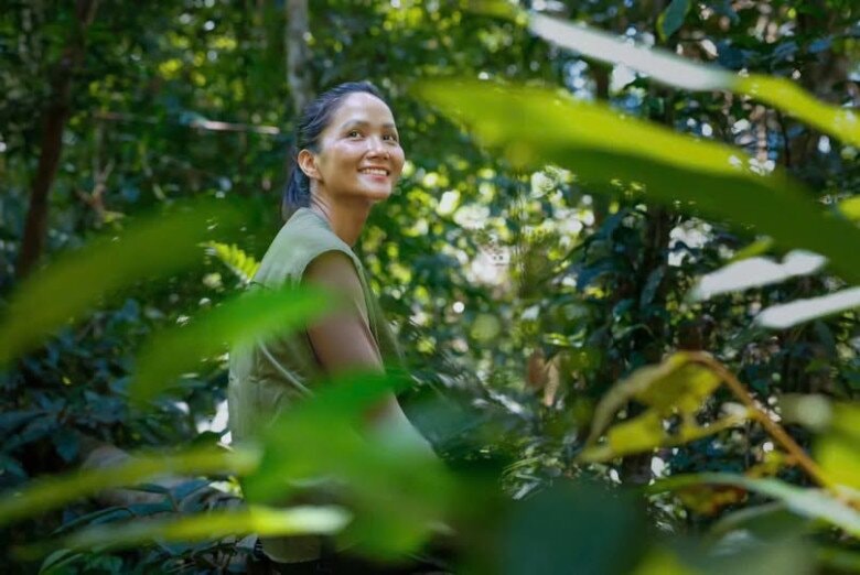 Nàng hậu mong khán giả bao dung vì ông xã không phải người nổi tiếng, chưa quen với áp lực.