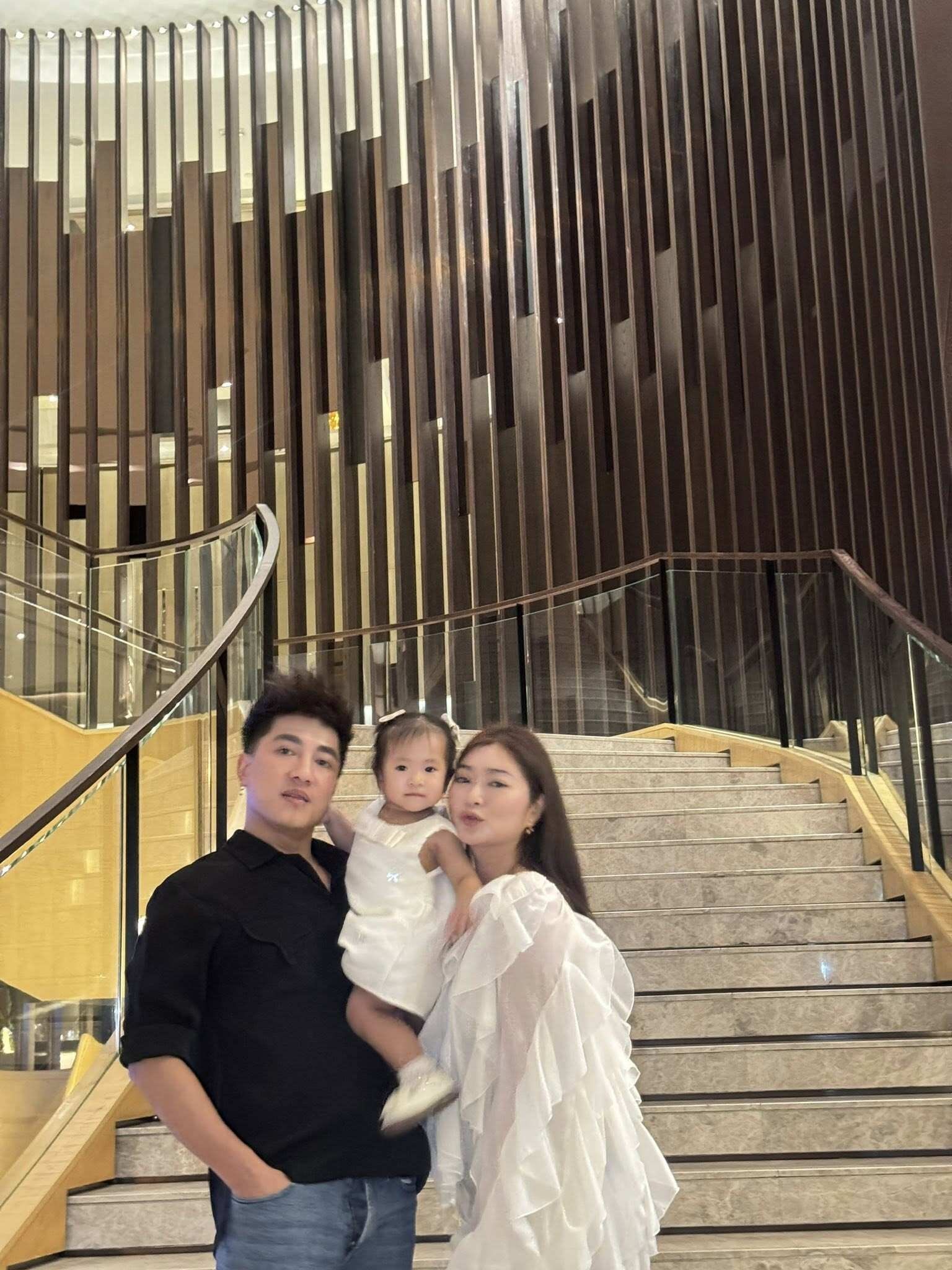 Bé Kỳ Kỳ được nhận xét là “bản sao” của Châu Khải Phong, giống bố như đúc.