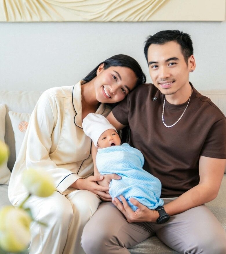 Vợ chồng HHen Niê hạnh phúc khi có thêm thành viên mới.