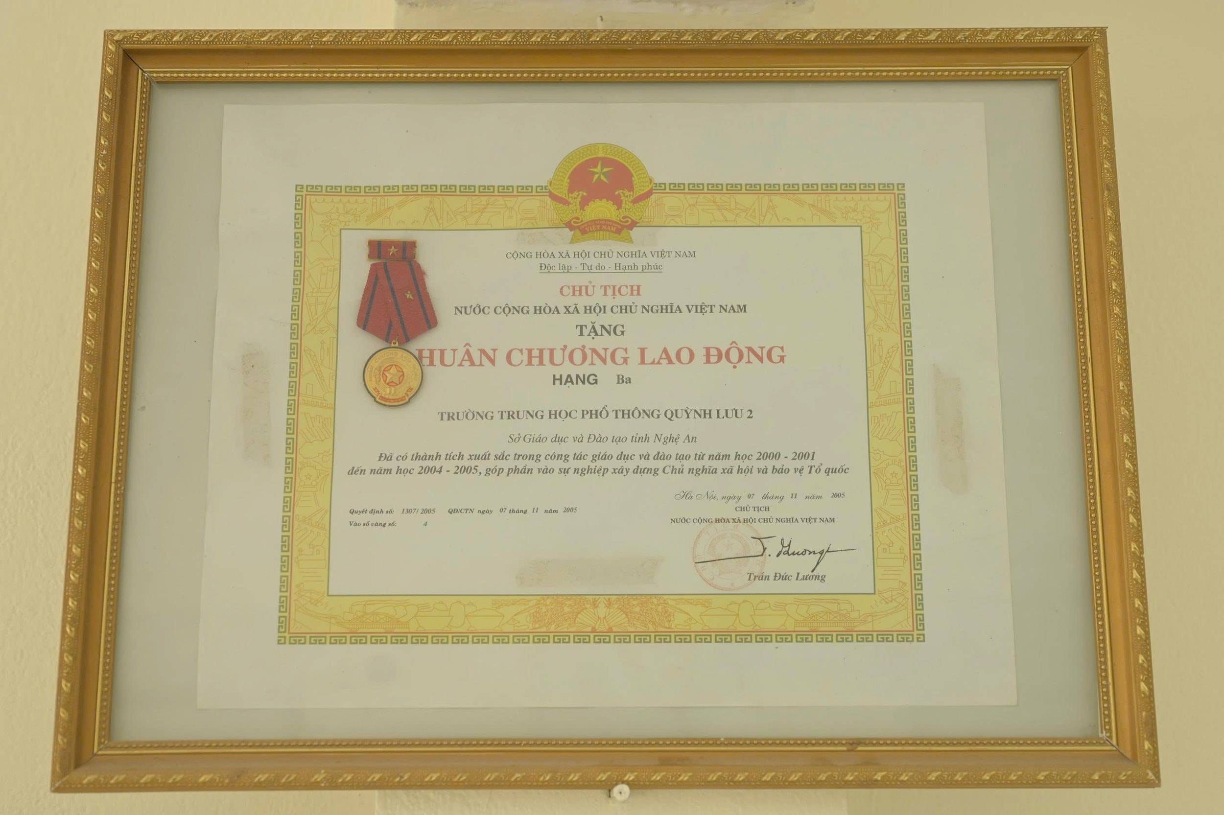 Huân chương Lao động Hạng Ba năm 2005.