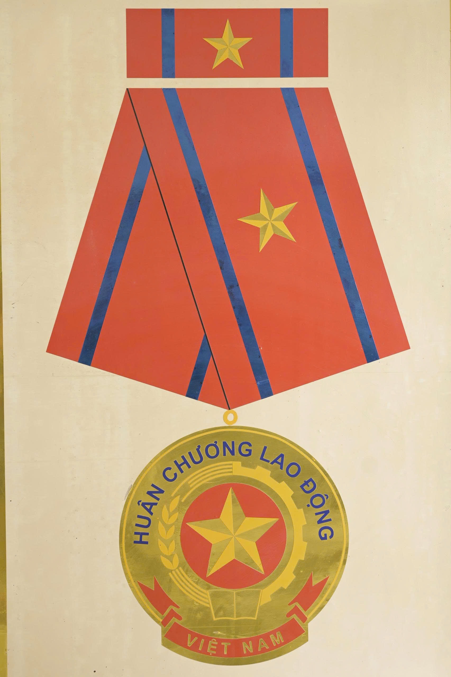 Mục bảng vàng thành tích. Huy hiệu huân chương