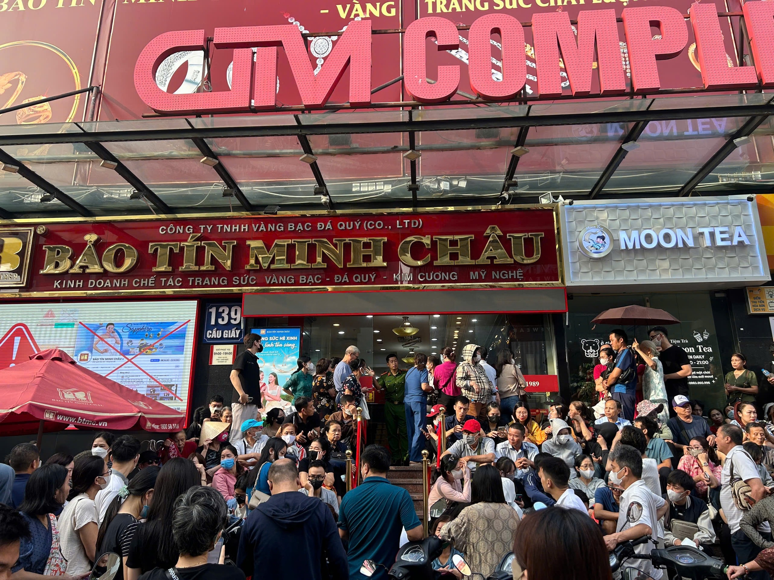 Người mua vàng lướt sóng đang bán tháo ồ ạt vì lỗ nặng