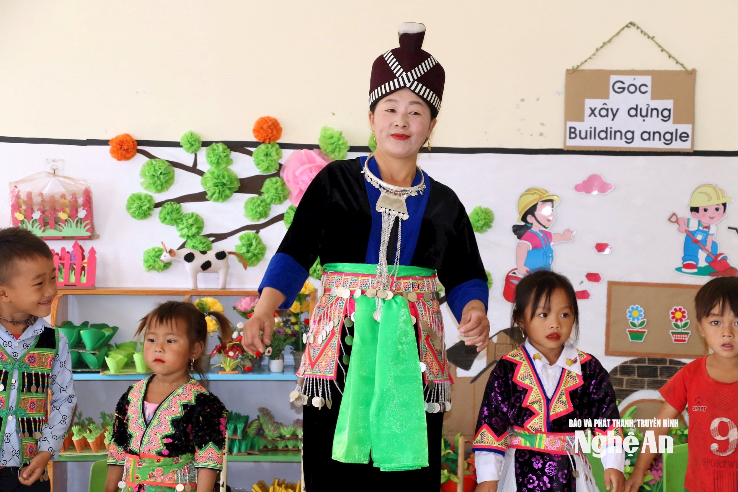 Giờ học của cô và trò trường mầm non tại xã Tri Lễ. Ảnh tư liệu: Mỹ Hà