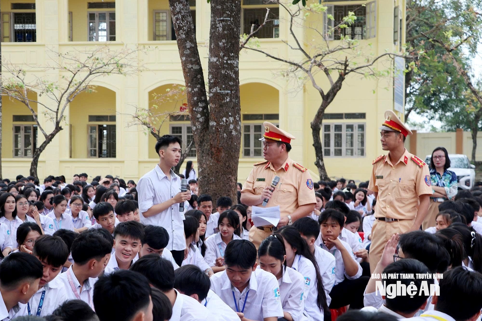 Học sinh Trường THPT Diễn Châu 2 tham gia trả lời câu hỏi liên quan đến Luật Giao thông đường bộ. Ảnh: P