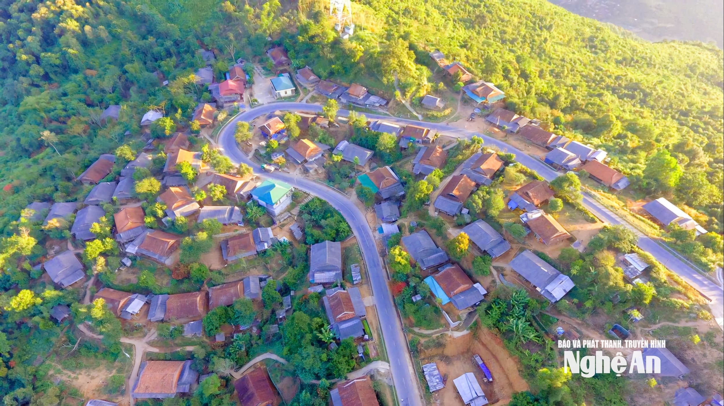 Bản Noọng Dẻ xã Nậm Cắn huyện Kỳ Sơn nhìn từ trên cao - ảnh tư liệu