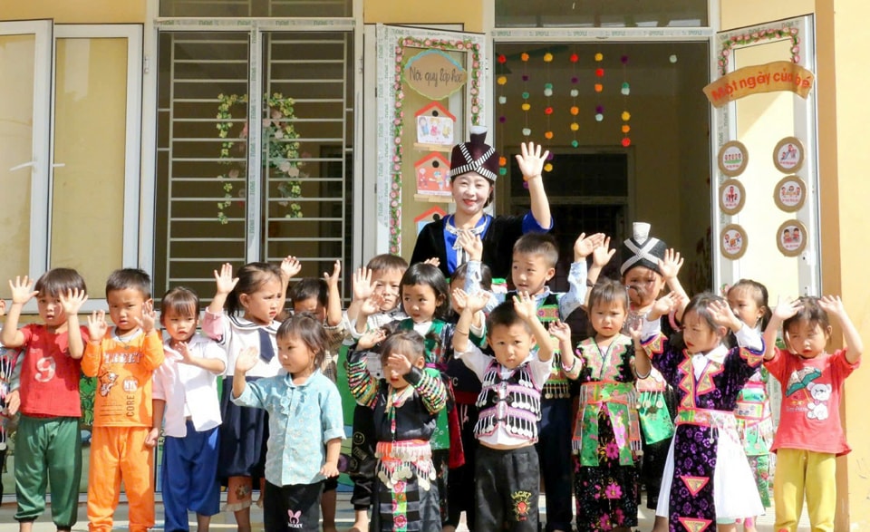 Cô giáo Lầu Y Pay cùng các em học sinh của mình tại trường mầm non Tri Lễ, xã Tri Lễ. Ảnh Mỹ Hà