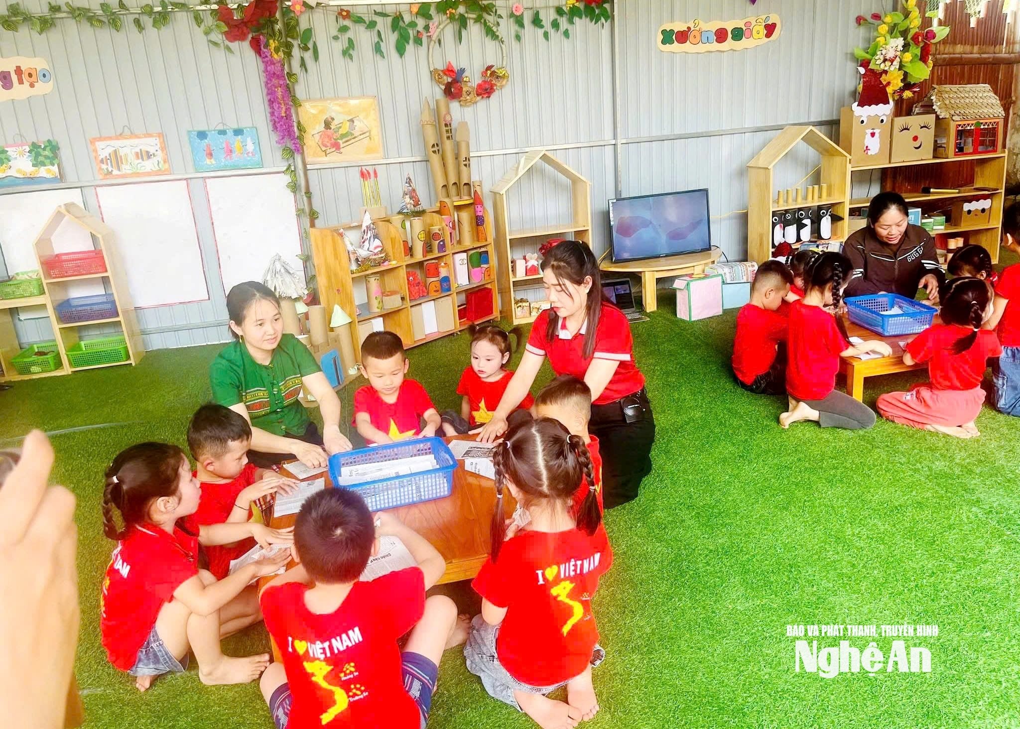 Cô giáo Lô Thị Thương hướng dẫn học sinh chơi trò chơi. Ảnh Công Kiên