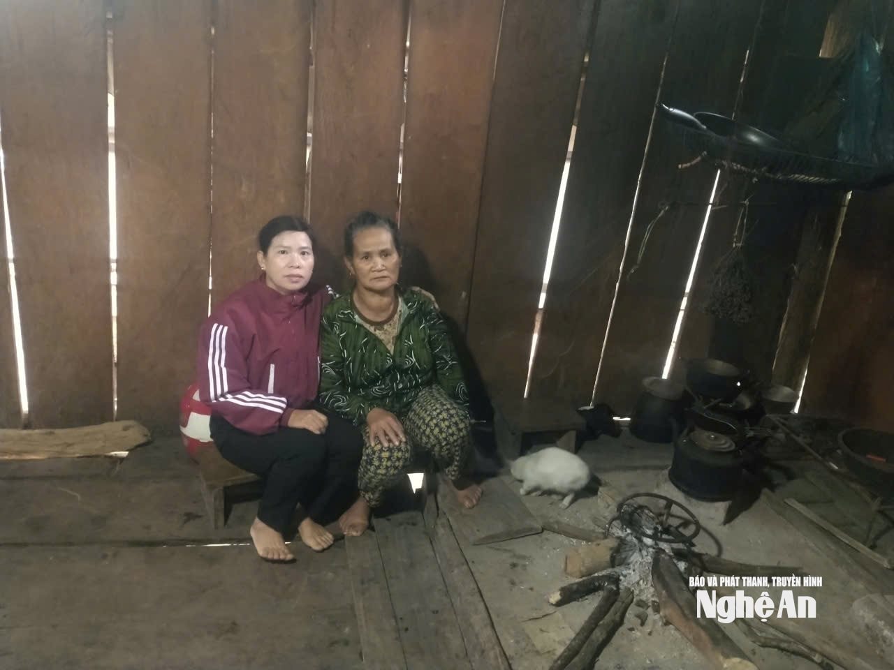 Cô Lê Thị Liễu cùng bà La Thị Tứ (sinh năm 1956) - người mẹ đồng bào Thái ở bản Nọong Dẻ, xã Nậm Cắn có 4 người con được cô Liễu dạy dỗ và giúp đỡ tận tình. Ảnh Thanh Quỳnh