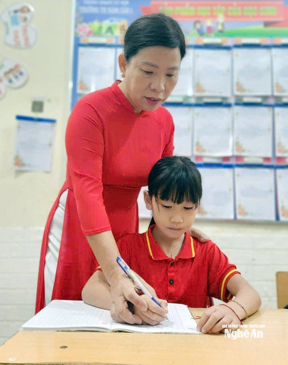 Cô Lê Thị Liễu đã có 32 năm rời mảnh đất Trường Vinh (thành phố Vinh cũ) lên cắm bản tại các điểm trường vùng cao. Ảnh Thanh Quỳnh2