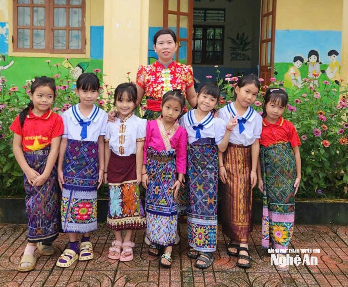 Cô Lê Thị Liễu (SN 1973) cùng các em học sinh của mình tại điểm trường Nọong Dẻ, trường PTDTBTTH Nậm Cắn 1 (xã Nậm Cắn). Ảnh Thanh Quỳnh