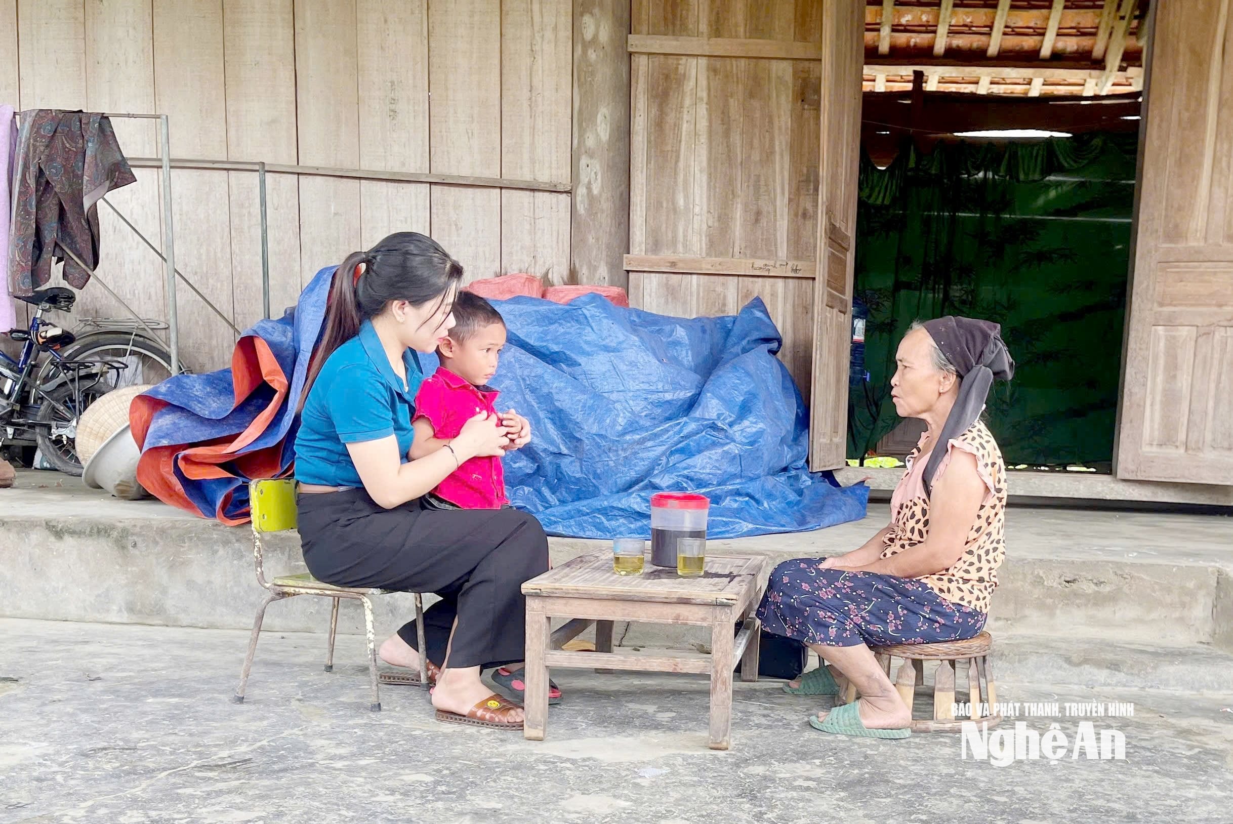 Cô Lô Thị Thương đến nhà vận động phụ huynh cho con em đến lớp. Ảnh Công Kiên