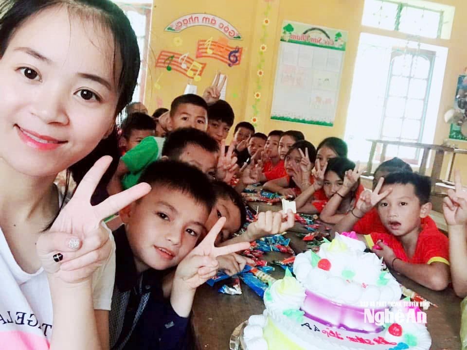 Cô Nghĩa dành nhiều thời gian để trò chuyện, tâm sự và kèm cặp học trò Ảnh NVCC