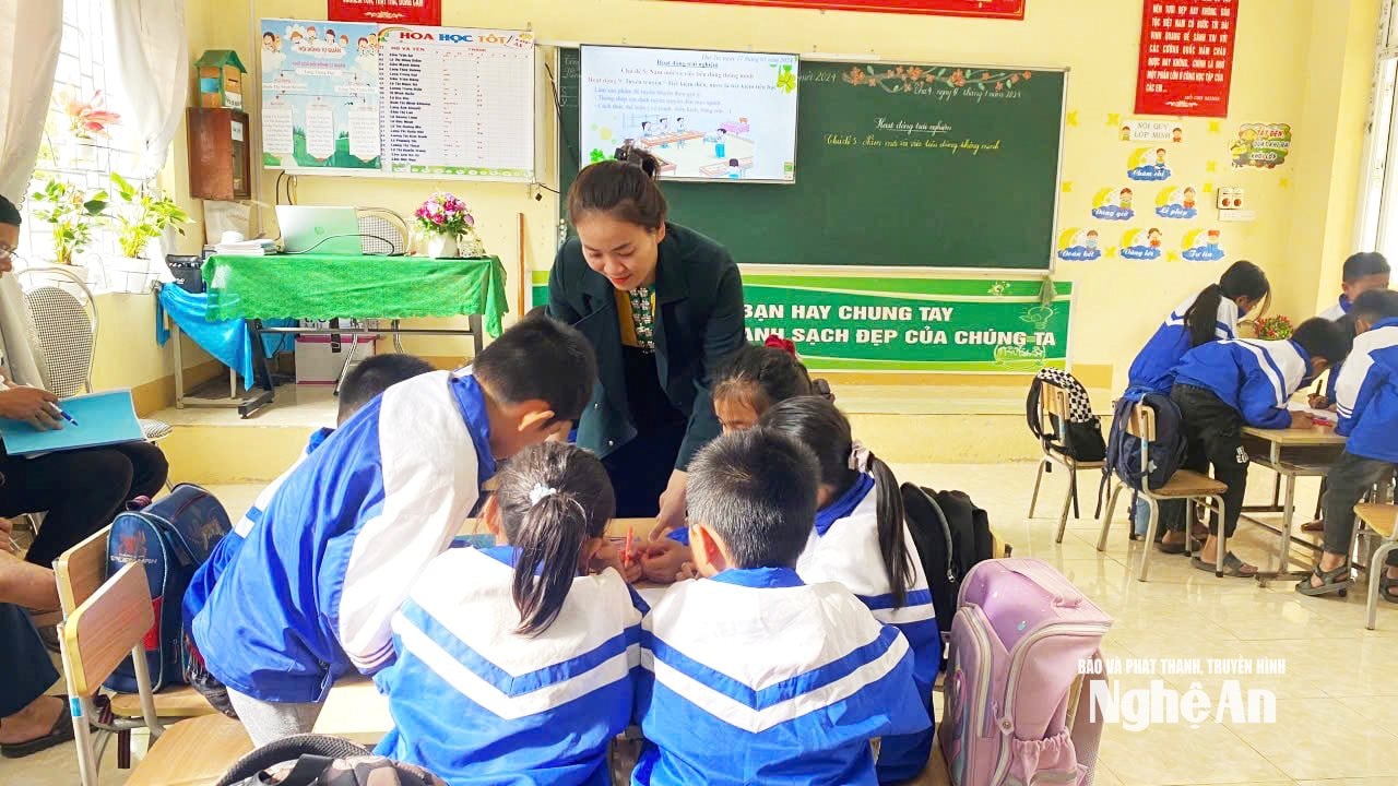 Cô Nghĩa trong một giờ lên lớp Ảnh NPV