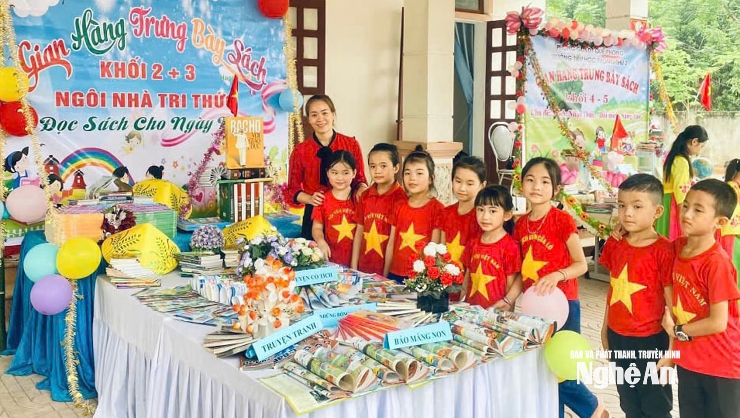 Cô Nghĩa và học sinh trong một hoạt động của trường Ảnh NPV