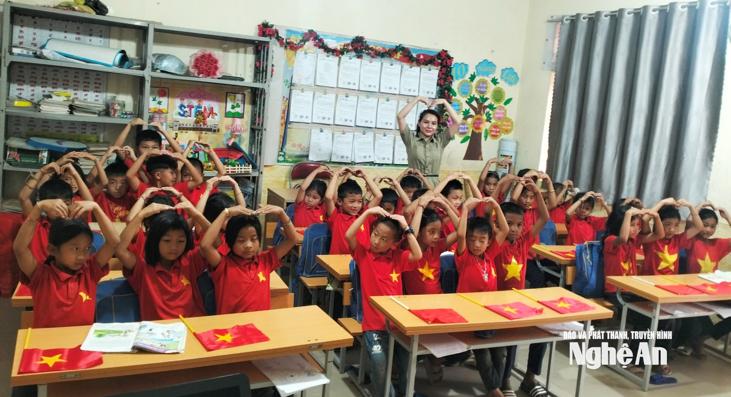 cô Niệm - Cô Niệm cùng Học sinh hưởng ứng ngày 30.4 Ảnh NPV