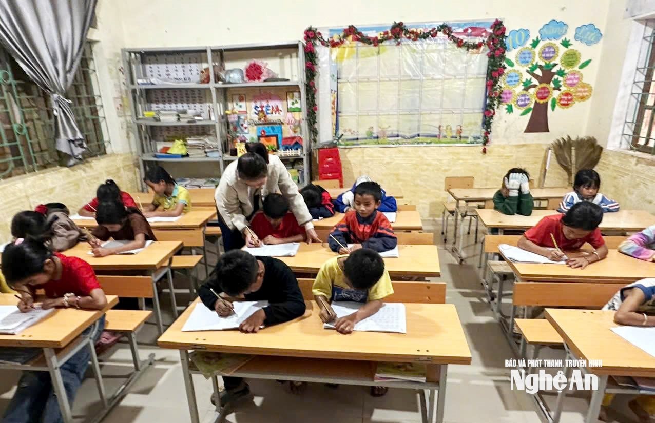 cô Niệm - Một giờ học của cô Lô Thị Niệm Ảnh NVCC