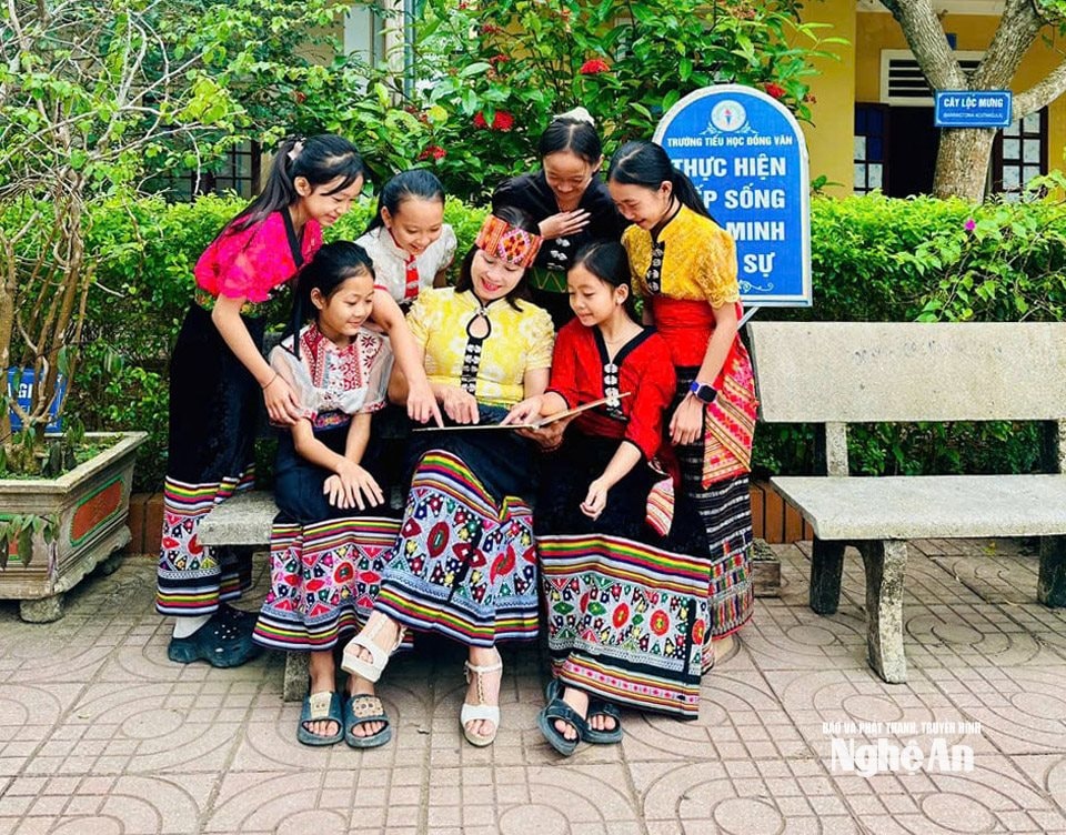 Cô Phạm Thị Mai Quyên ( SN 1977) cùng các học trò của mình tại Trường Tiểu học Đồng Văn (xã Thông Thụ). Ảnh Thanh Quỳnh