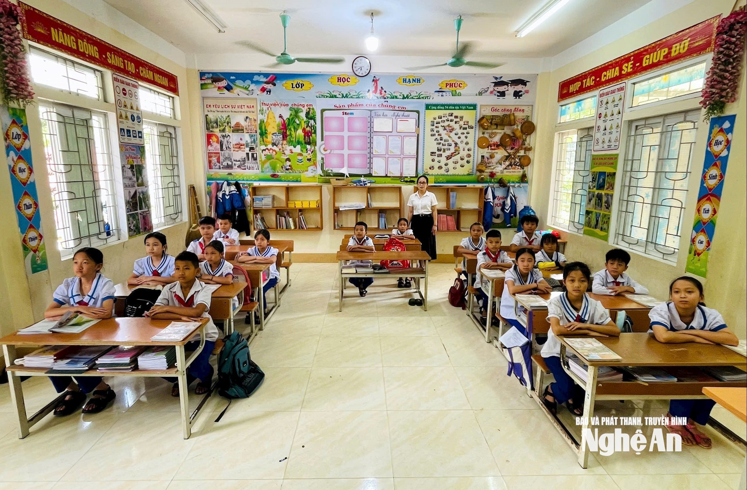 Cô Phạm Thị Mai Quyên (SN 1977) đã có 27 năm gắn bó với các điểm trường vùng cao. Cô là người có chuyên môn vững, được nhận nhiều Giấy khen, Bằng khen các cấp. Ảnh Thanh Quỳnh