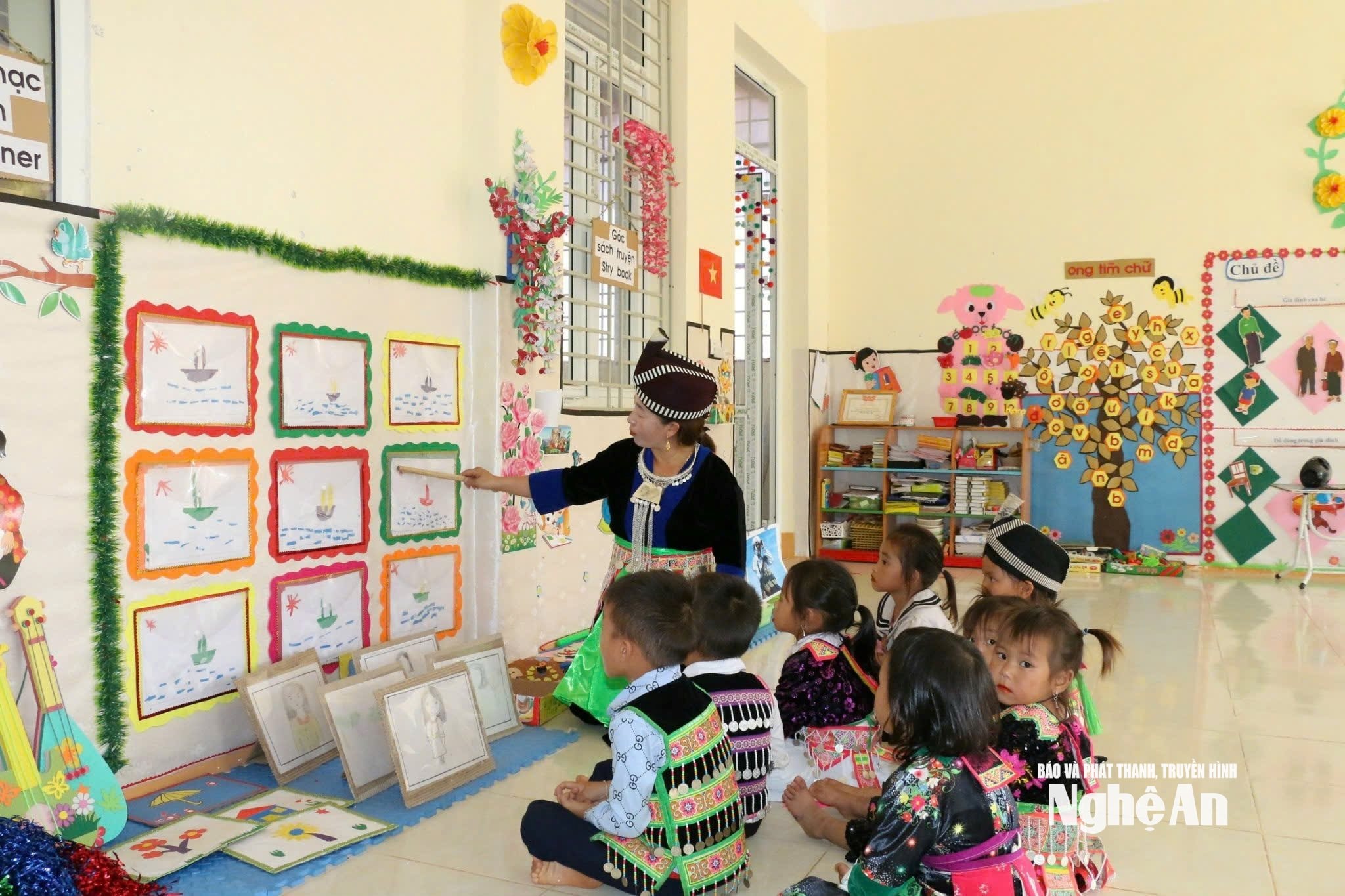 Gần 20 năm gắn bó với mảnh đất biên giới này thì phần lớn thời gian cô giáo Lầu Y Pay cắm bản ở điểm trường Huồi Mới. Ảnh Mỹ Ha