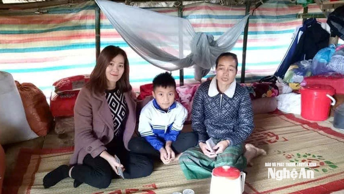 Không chỉ dạy bảo học sinh cô Nghĩa còn dành thời gian quan tâm động viên cho những hoàn cảnh khó khăn hơn Ảnh NPV