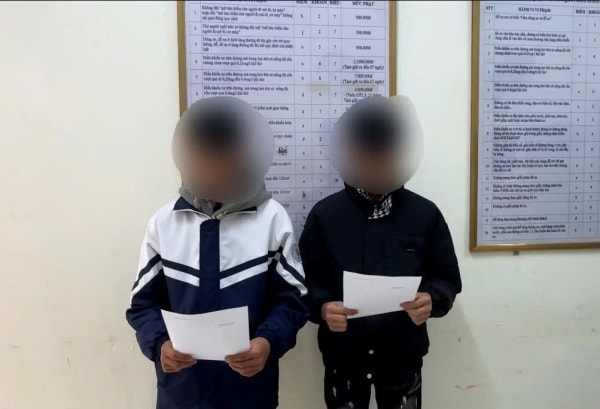 Tăng ga qua chốt, hai học sinh bị xử phạt 17 triệu đồng -0