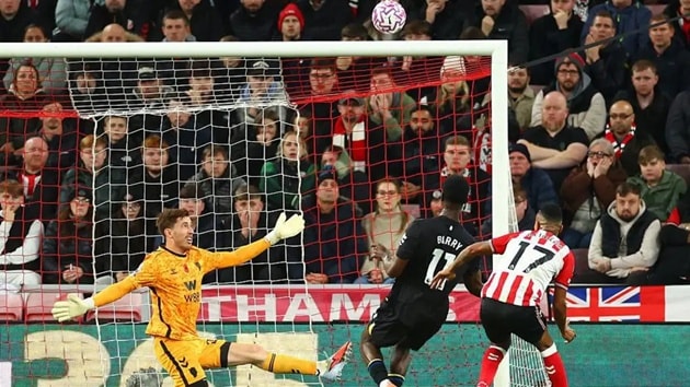 Thierno Barry bỏ lỡ cơ hội ghi bàn trước Sunderland