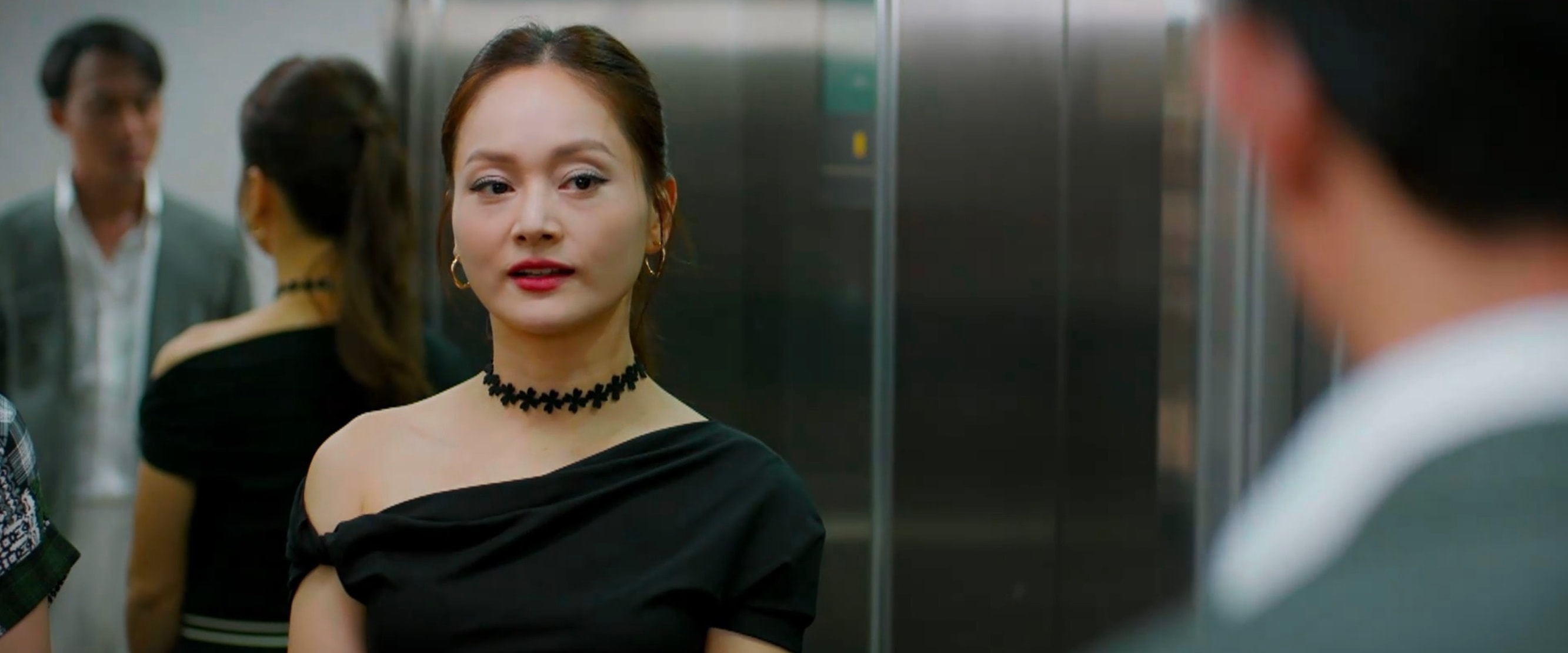 Linh bất ngờ xuất hiện tại chung cư của gia đình Đăng.