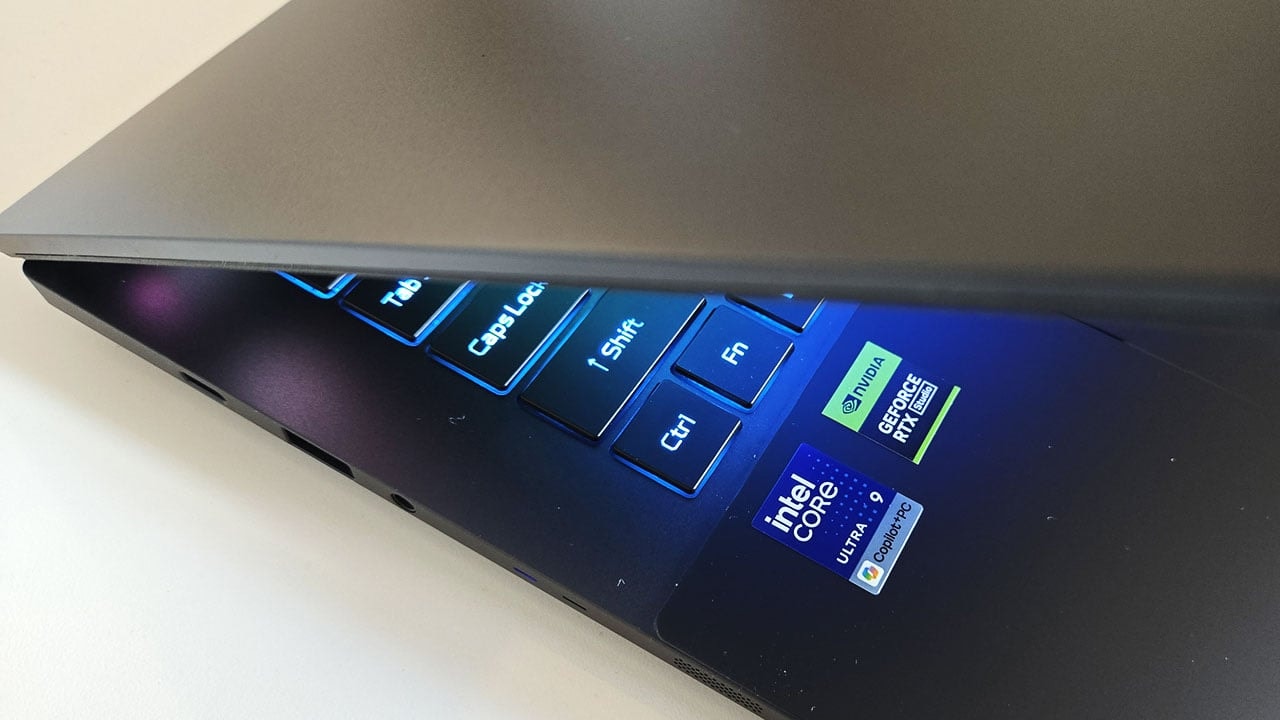 Cận cảnh bàn phím và bàn di chuột của Acer Predator Triton 14 AI.