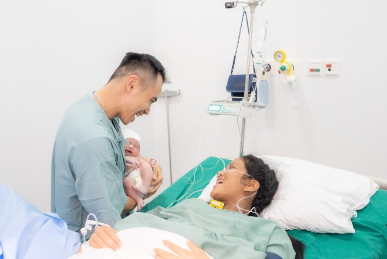 H’Hen Niê mới sinh em bé.