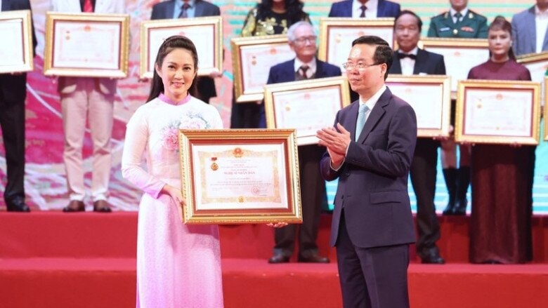 Thanh Thúy thể hiện lại giọng hát ngọt ngào trong lần được phong tặng danh hiệu NSND.