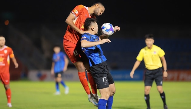 Hai đội tạo ra nhiều tình huống tranh chấp quyết liệt.