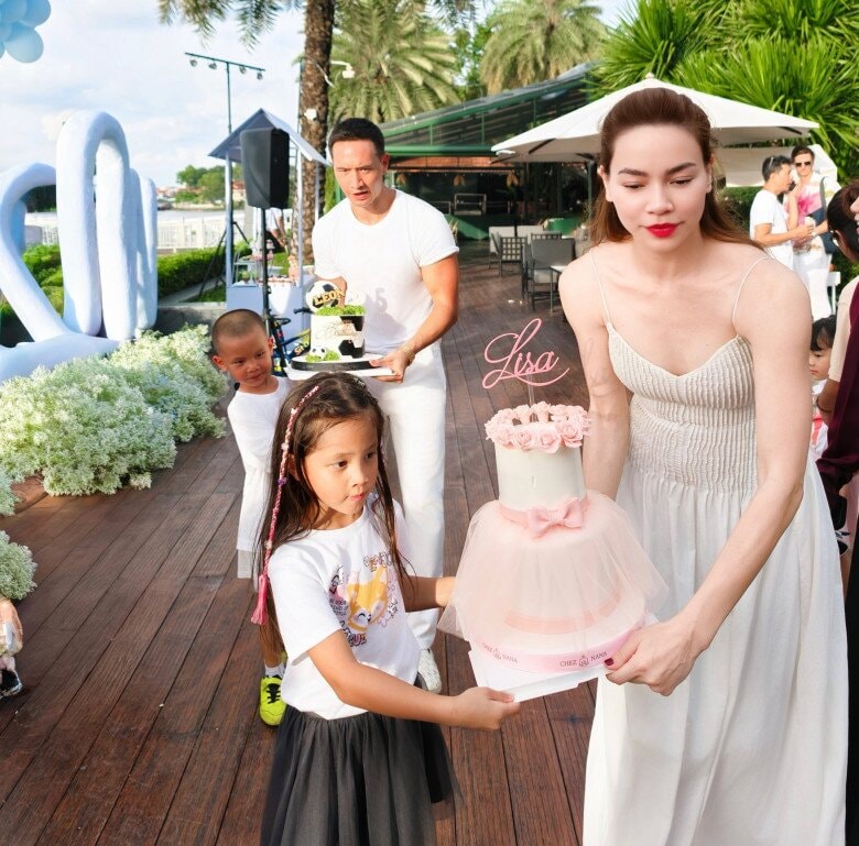 Lisa - Leon được bố mẹ chuẩn bị 2 chiếc bánh kem theo sở thích riêng.