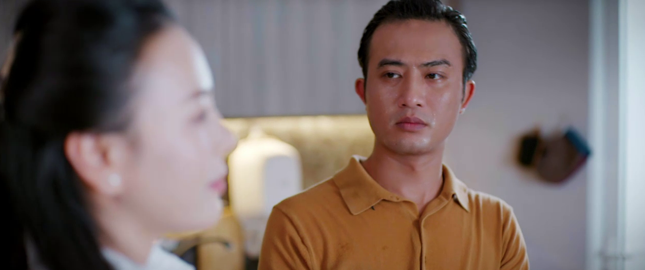 Dũng pha trà và có màn đối đáp thú vị với Ngân.