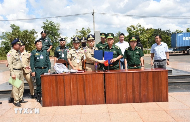 Lực lượng chức năng Việt Nam và Campuchia hoàn tất các thủ tục trao trả công dân. (Ảnh: Đậu Tất Thành/TTXVN) ttxvn-viec-nhe-luong-cao-2.jpg