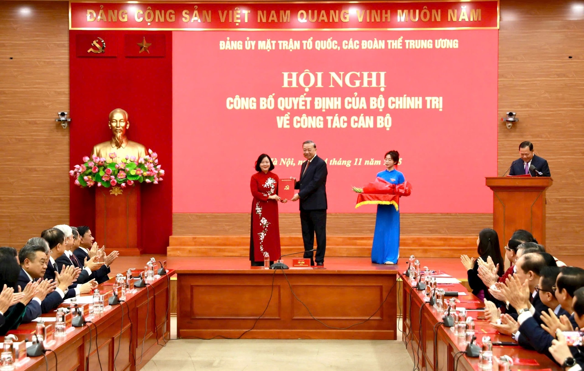Tổng Bí thư Tô Lâm trao quyết định của Bộ Chính trị cho đồng chí Bùi Thị Minh Hoài.