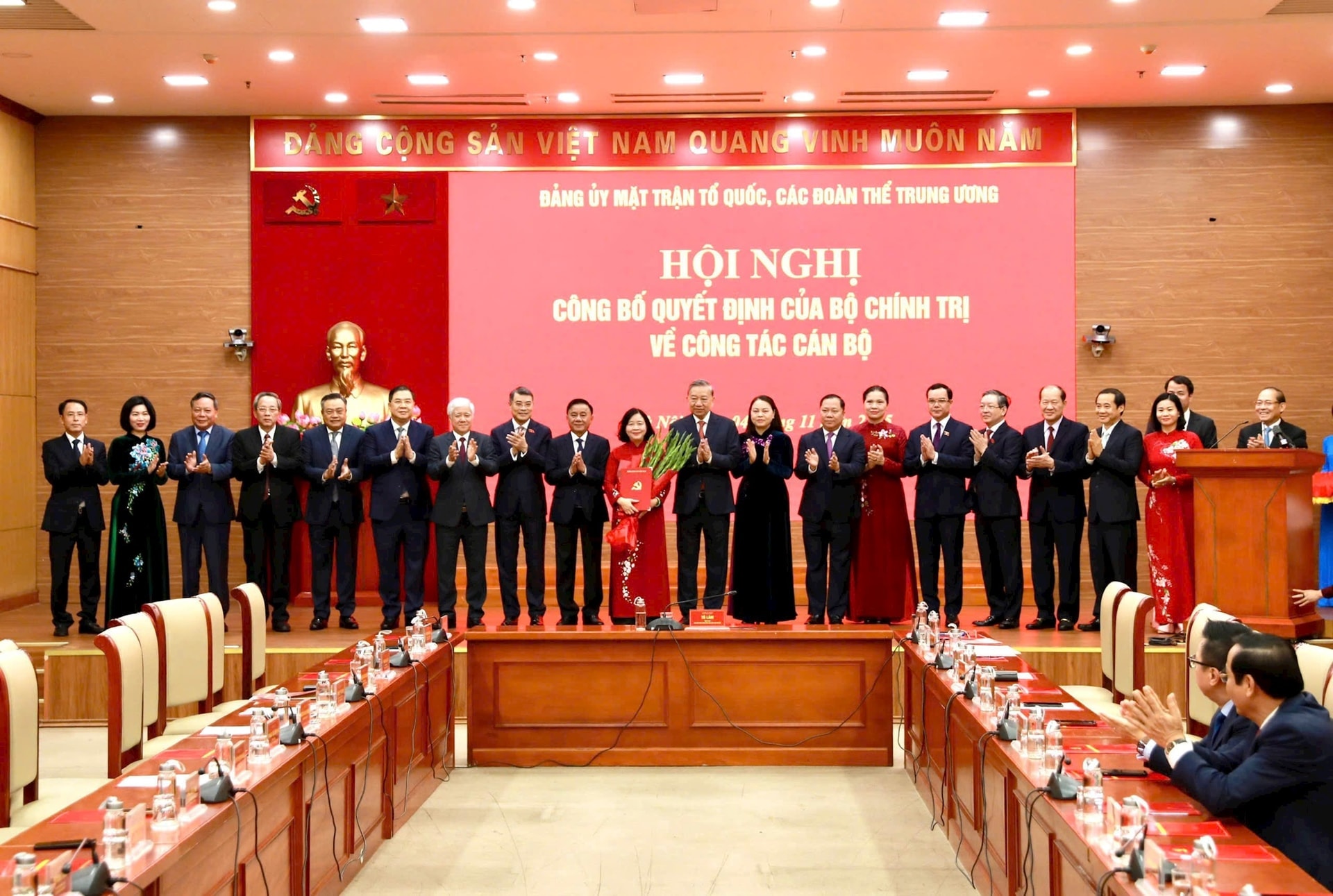 Tổng Bí thư Tô Lâm và các đồng chí lãnh đạo Trung ương chúc mừng đồng chí Bùi Thị Minh Hoài