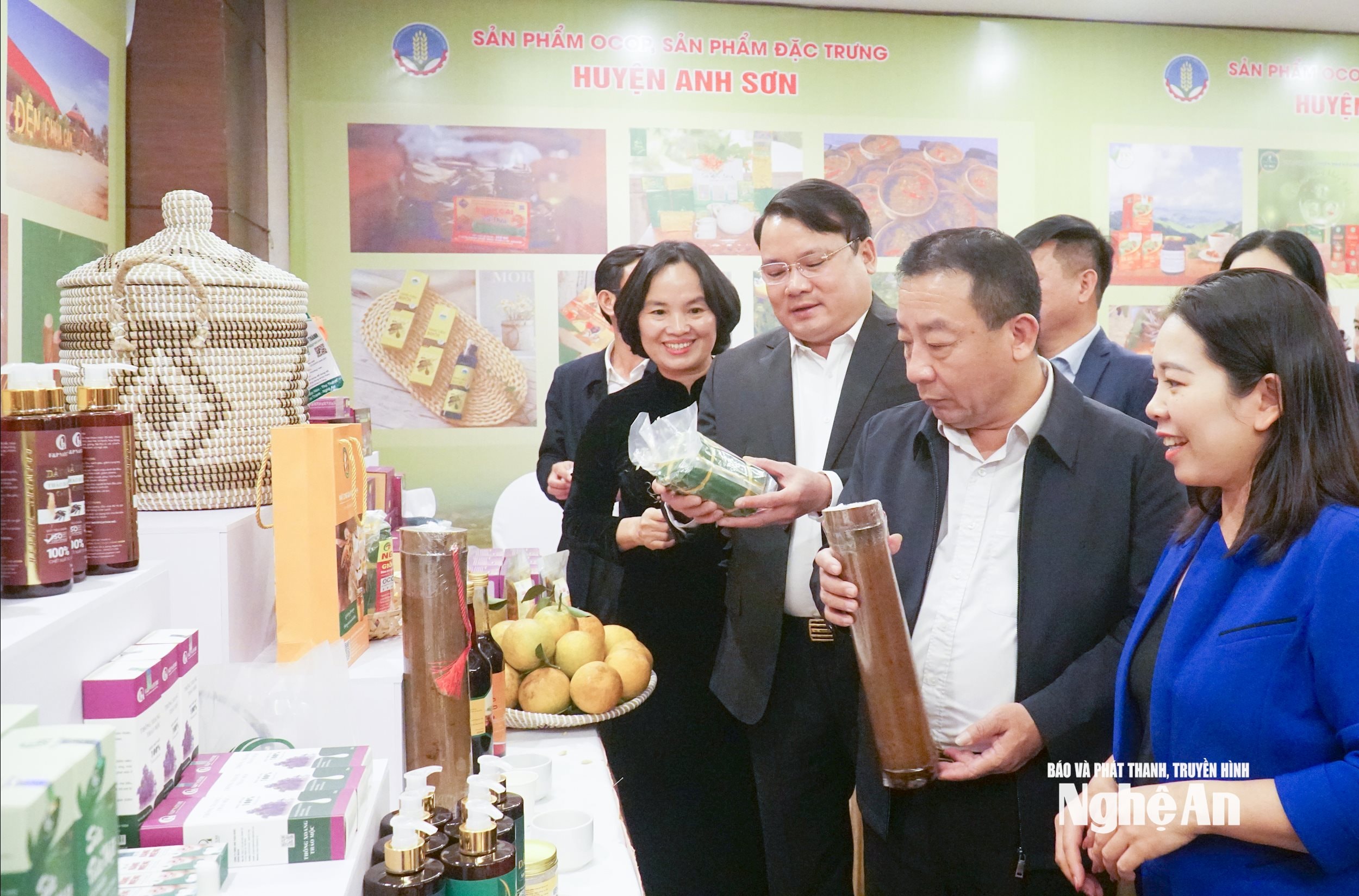  Các đồng chí lãnh đạo tỉnh và ngành Nông nghiệp và Môi trường thamk quan, kiểm tra các gian hàng OCOP. Ảnh Phú Hương