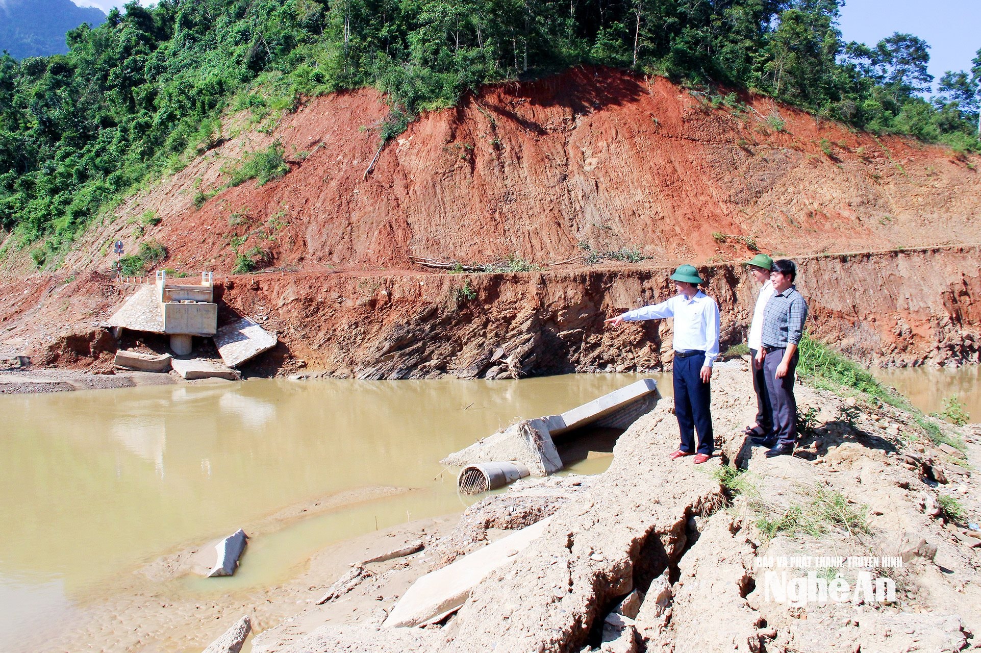 Lãnh đạo Sở Nông nghiệp và Môi trường kiểm tra công trình thuỷ lợi sau bão tại xã Nga My. Ảnh Mai Hoa