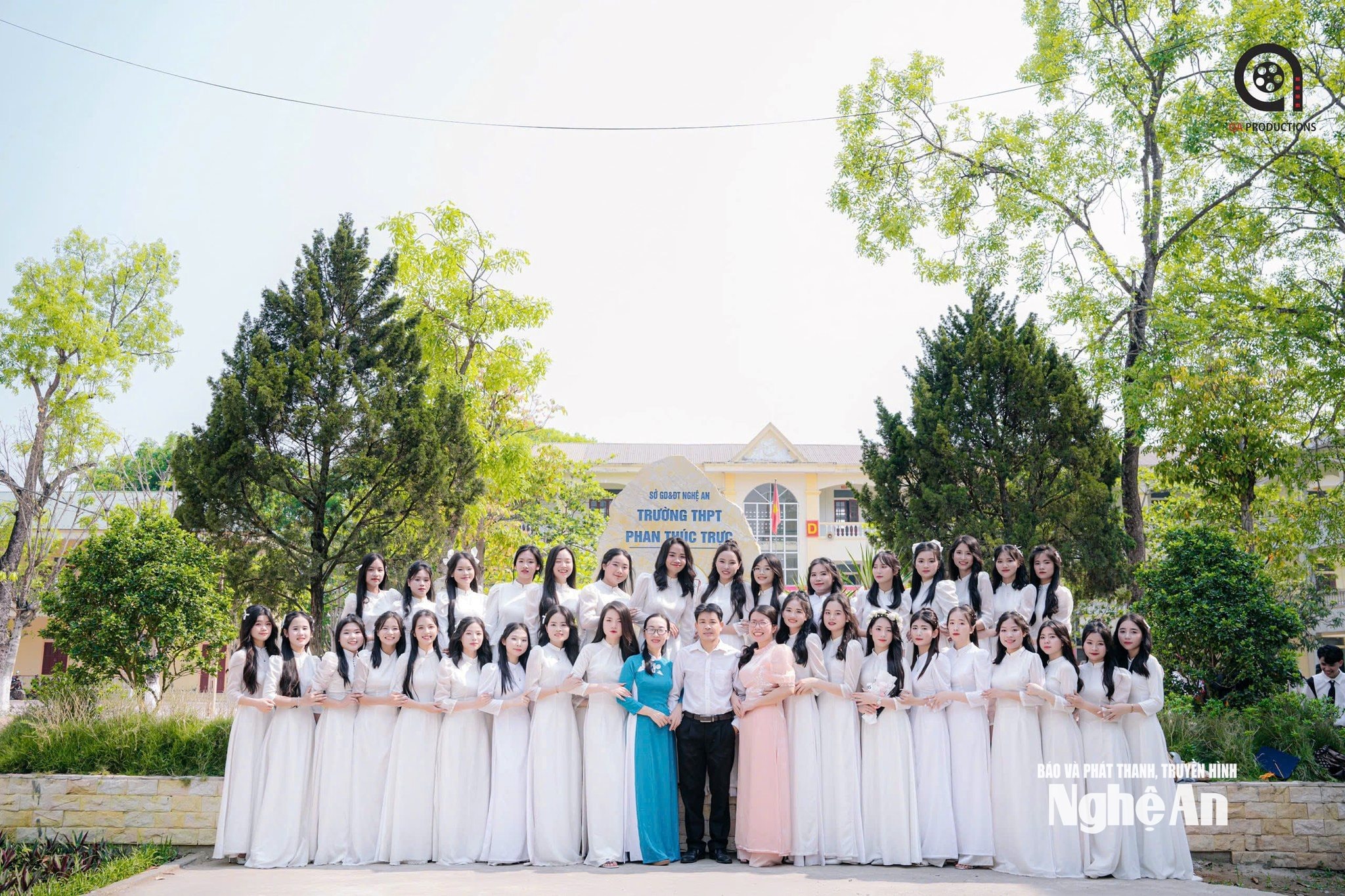 Giáo viên và học sinh Trường THPT Phan Thúc Trực