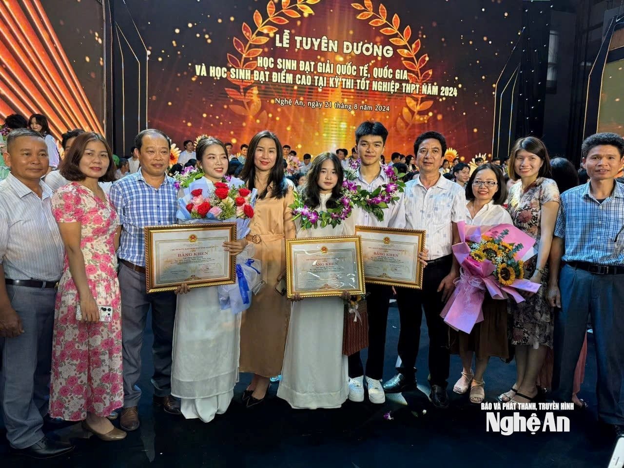 Thầy và trò nhà trường tại lễ tuyên dương học sinh đạt điểm cao của tỉnh