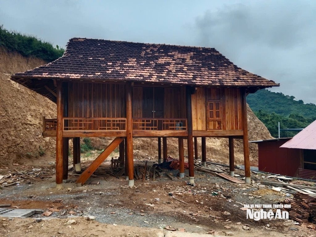 Many households in the resettlement area in Hoa Son village, Muong Xen commune have finished building their houses but cannot move in because the infrastructure is not yet complete. Photo: Van Truong