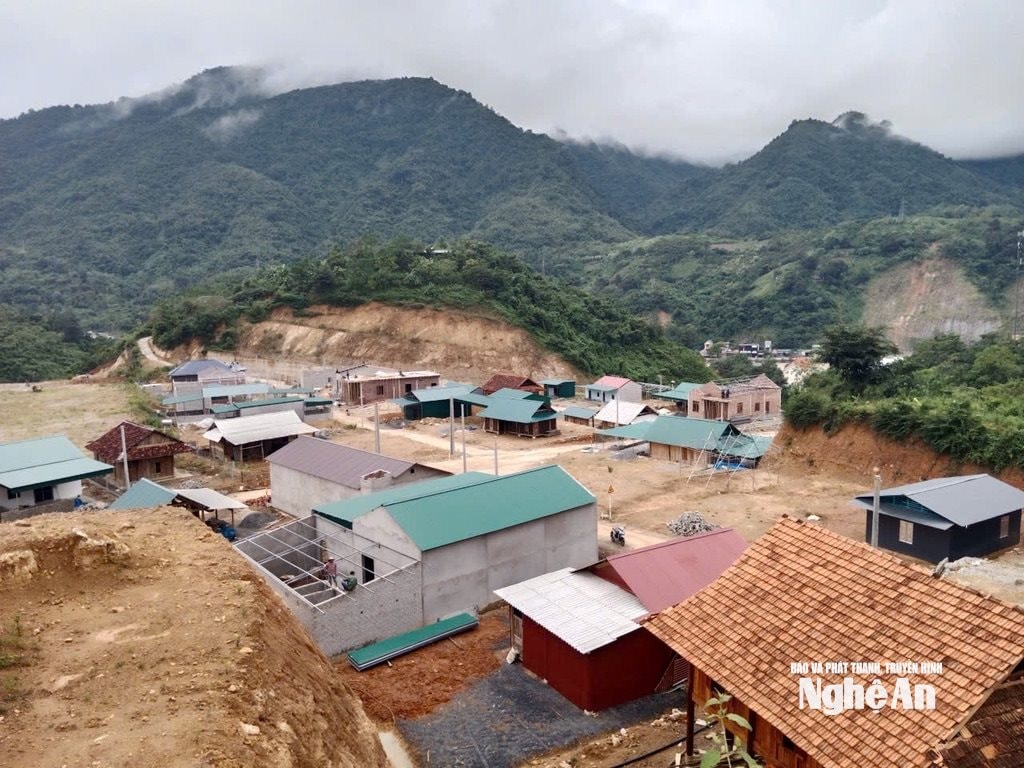 The resettlement area in Hoa Son village, Muong Xen commune, has a scale of building housing for 56 households. Basically, people have built new houses but have not lived there because there is no electricity or water. Photo: Van Truong