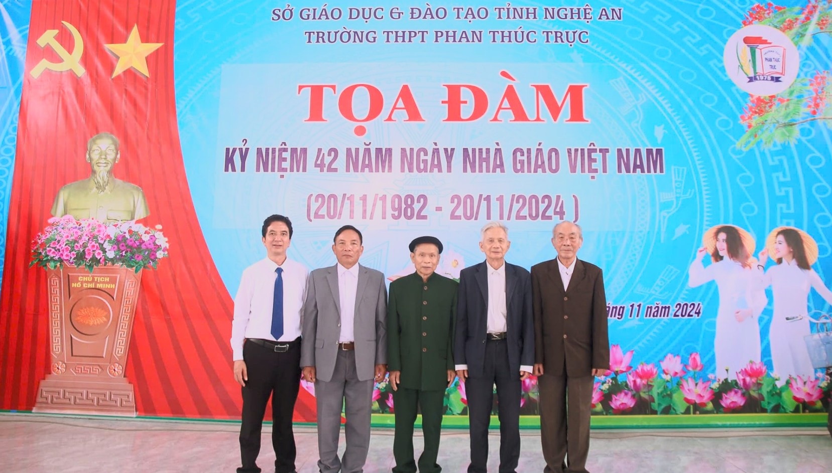 Gặp mặt các thầy giáo thế hệ đi trước tại Tọa đàm Ngày Nhà giáo Việt Nam