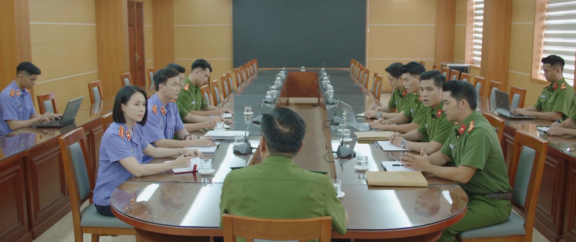 Lằn ranh - Tập 4: Ông Sách khó xử vì sếp cũ nhờ vả